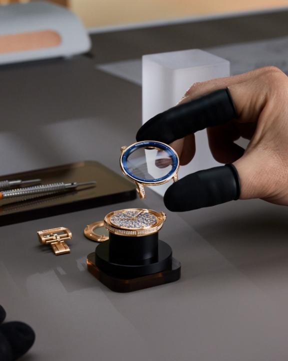 Brilliance takes time. Discover the craft behind the new Code 11.59 by Audemars Piguet Selfwinding. Set with 910 brilliant-cut diamonds, this ultra-contemporary timepiece gets a refined burst of vibrant contrasts. #Code1159 by #AudemarsPiguet