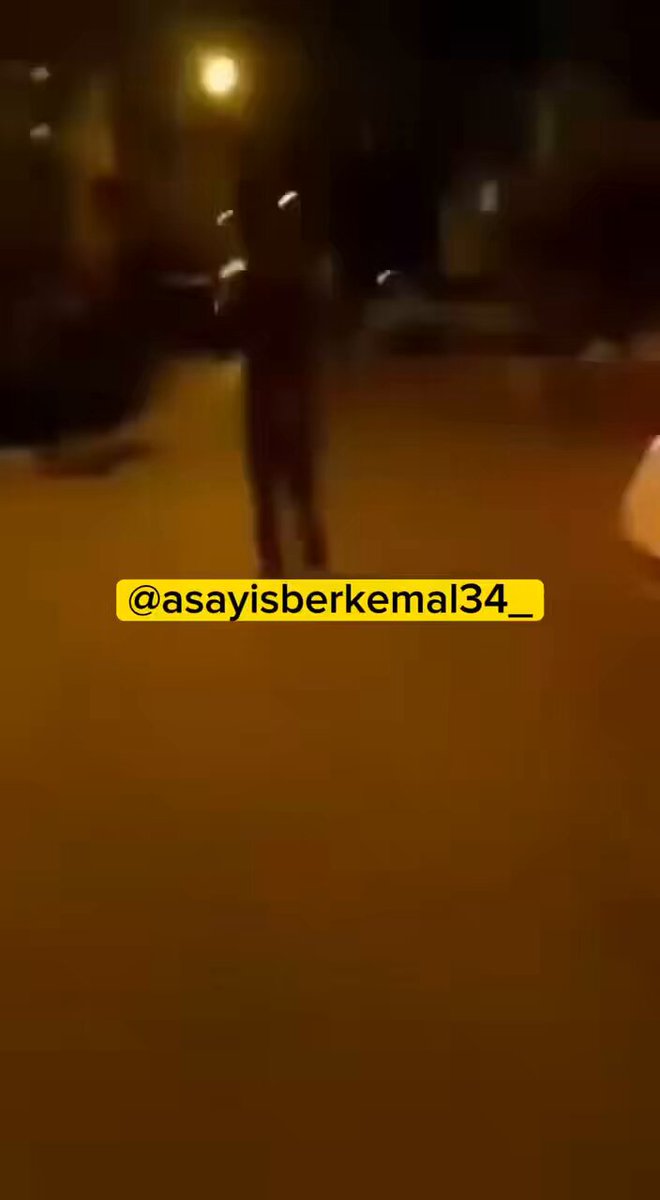 Bonzai adlı uyuşturucu satan bir kişi, mahallenin gençleri tarafından sopalarla öldüresiye dövüldü.