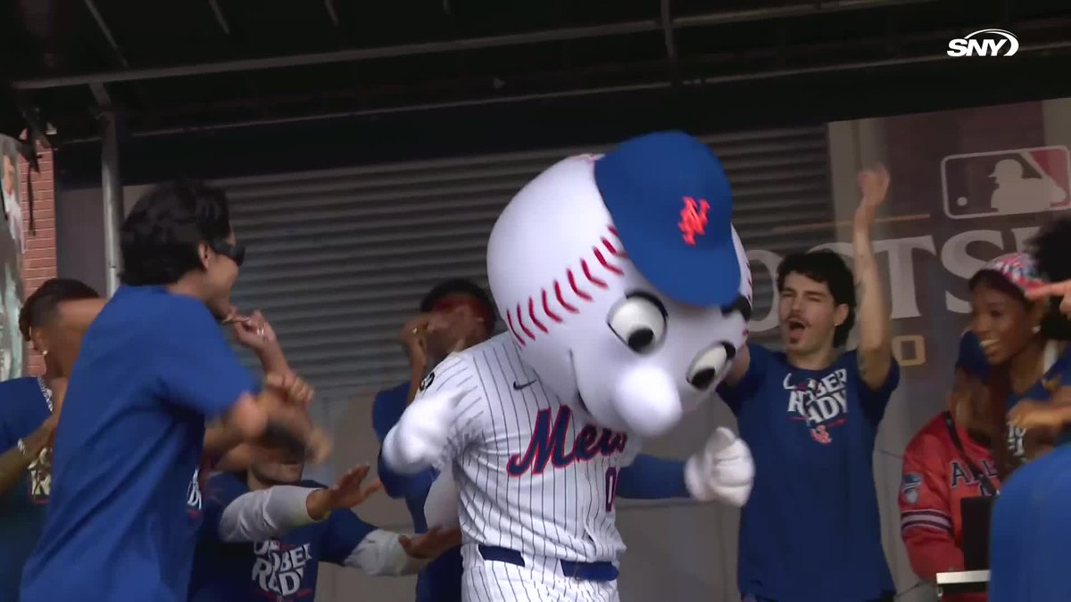 Mr. and Mrs. Met getting down with the crowd at the Mets Block Party 🕺