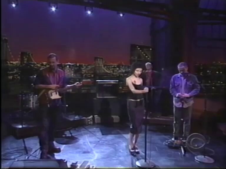 Très bonne journée avec Station Simone ! 9 octobre 1969, naissance il y a 55 ans, de PJ Harvey, chanteuse, poétesse, auteure, compositrice, multi-instrumentiste, reine, déesse... "Perfect Day Elise" (Live Letterman show, novembre 1998)