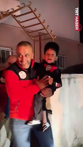 🚔 "Başkomiser Umut, aşağıda bekleniyorsunuz" Kocaeli’de polis olma hayali kuran omurilik felçli minik Umut’a polis ekiplerinden sürpriz.