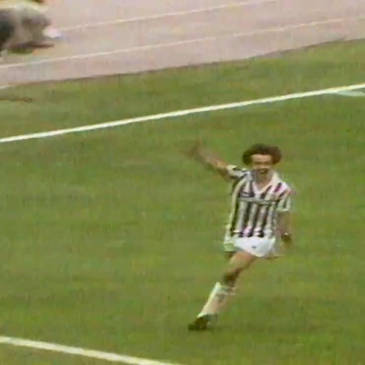 Siccome Platini sapeva fare esattamente e praticamente tutto, segnava anche di testa.