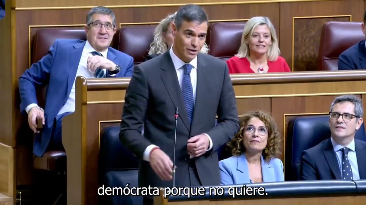 Sr. Feijóo, entre usted y yo, solo uno ha sido elegido al frente de su partido con el voto de la militancia. Entre usted y yo, solo uno ha sabido concitar la mayoría de grupos parlamentarios para presidir este Gobierno. Entre usted y yo, solo uno ha estado 10 años, precisamente, manipulando e interviniendo la televisión pública gallega. ¿Qué le quiero decir con esto, Sr. Feijóo, parafraseando una de sus ya insignes frases al frente del PP? Que usted no es más demócrata porque no quiere.