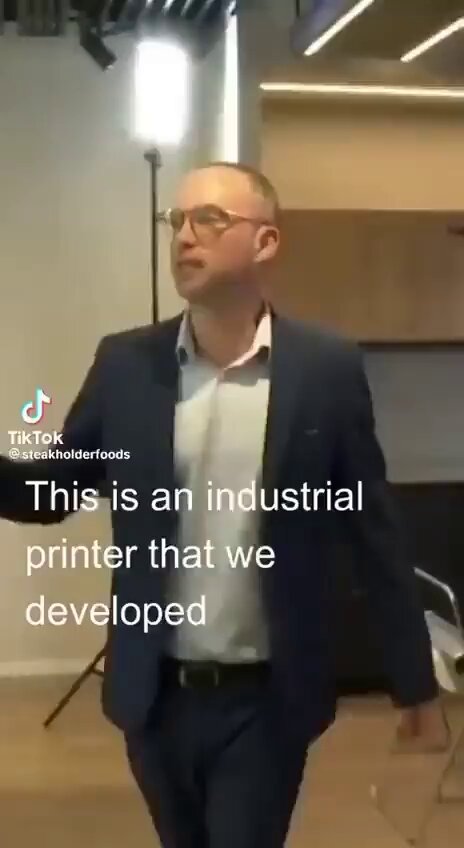 أجيز استزراع اللحوم بتقنية طباعتها3D بحجة كذبة #التغير_المناخي هل سنحرم من النحر واكل ما أحل الله من بهيمة الأنعام وهو هدف مافيا المناخ في باريس لتصفير الكربون وفرض #البصمة_الكربونية في المحافظ الرقمية⁉️ 📹بمباركة النظام الدولي شركات صهيونية من اخترع وطور تقنية اللحوم المستزرعة