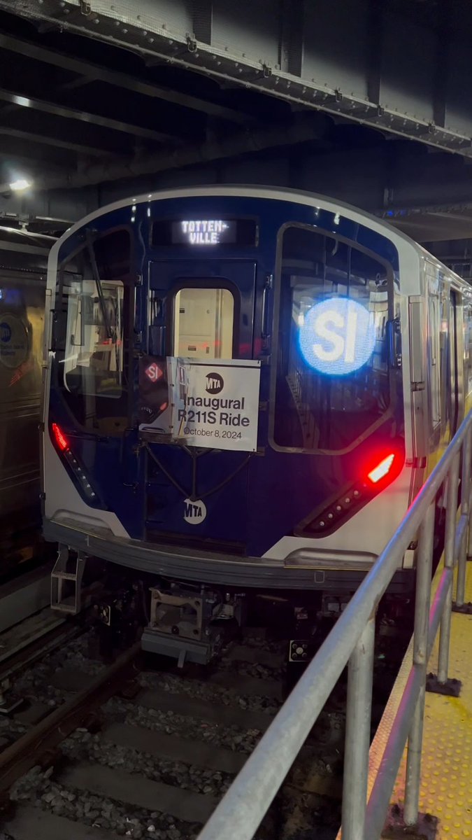 R211S trains are now in service on the Staten Island Railway! ✨ These are the first new train cars on SIR in more than 50 years. They’ll replace the R44 fleet, which entered service in 1973. These cutting-edge cars feature wider doors, better travel information, accessible seating, and more!