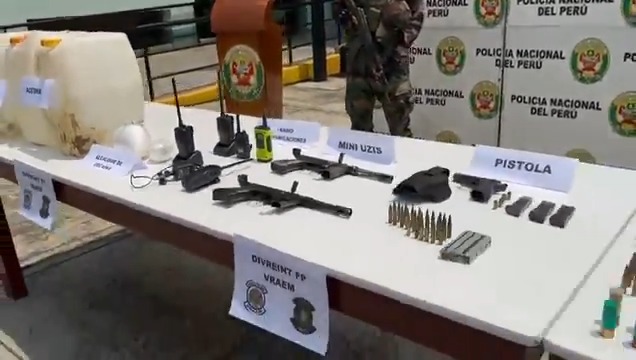 ¡Golpe a Sendero Luminoso! En el #Vraem, efectivos de la Policía Nacional del Perú realizaron un exitoso operativo donde incautaron un arsenal de armas pertenecientes a esta execrable organización terrorista, así como municiones, radios, chalecos, documentación, droga e insumos químicos.