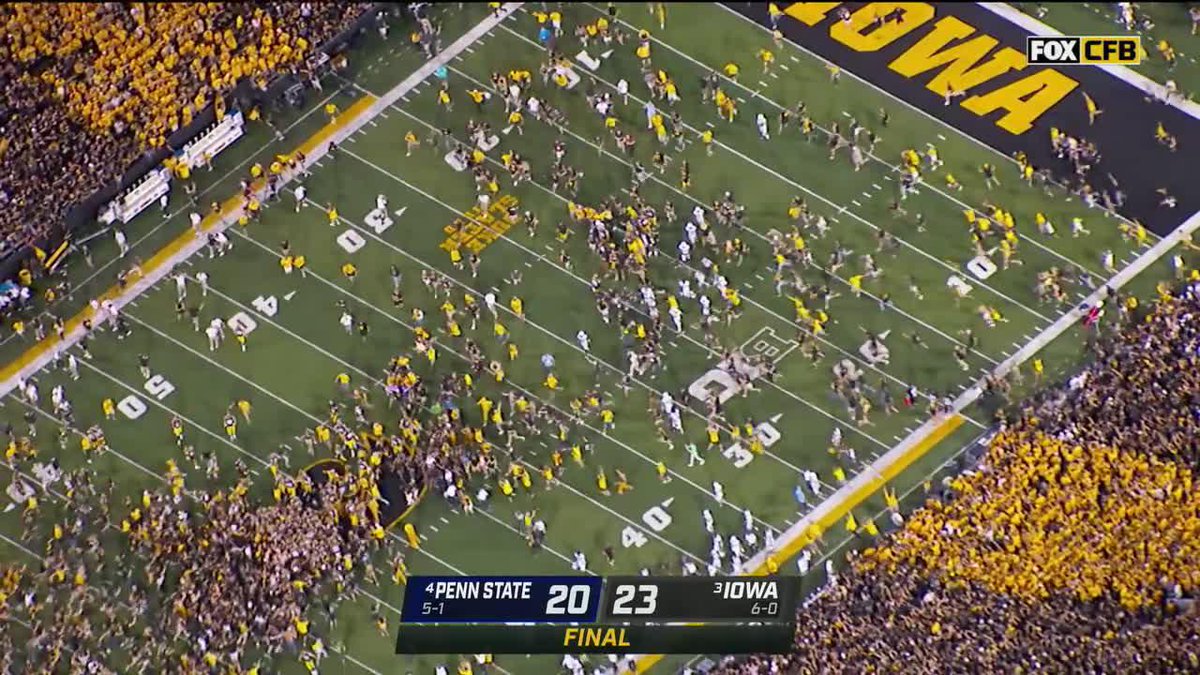 𝘒𝘪𝘯𝘯𝘪𝘤𝘬 𝘔𝘢𝘨𝘪𝘤 🐥 #OTD in 2021, No. 3 Hawkeye Football rallied to beat No. 4 Penn State, 23-20. #B1GFootball