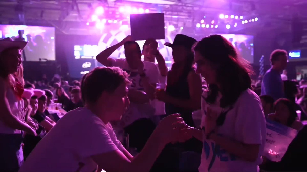 Who says the darts isn't romantic! 😍 We've only gone and had a proposal in the break 💍