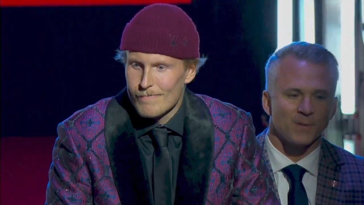 Patrik Laine gets a LOUD and long ovation from the Canadiens faithful during the lineup announcement 🥹🫶