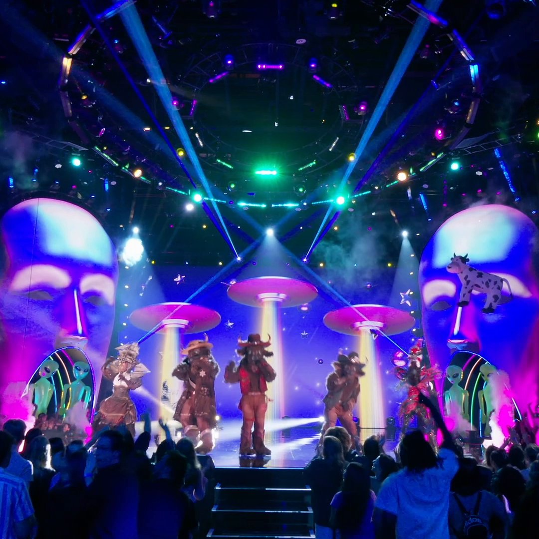 We are just getting started with Soundtrack Of My Life Night! 🔥🔥🔥 Who are you looking forward to see make it through tonight’s Group A Finale? #TheMaskedSinger