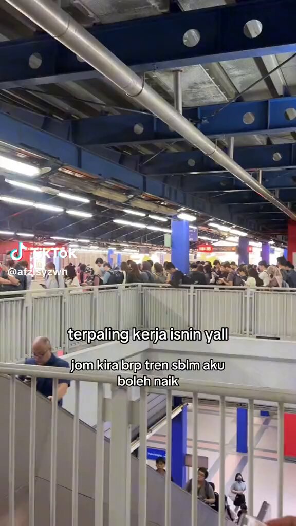 Orang naik MRT sebab nak elak jammed. Tapi sama je macam naik kereta 😭