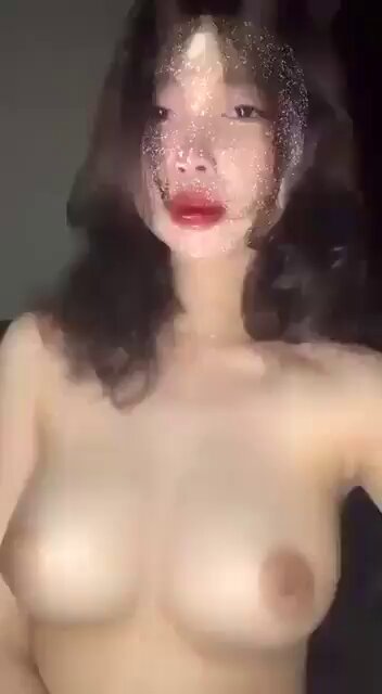 Yến Nhi - còn là hs cấp 3 mà đã dâm lòn, nưng lên quay clip show hàng gửi bạn cùng lớp xem 😆 tầm này chắc bị các b trong lớp đu gần hết r 😘 Còn trẻ đã thù kem damdang thế này, lớn lên làm bồn xả tinh quá mê lun
