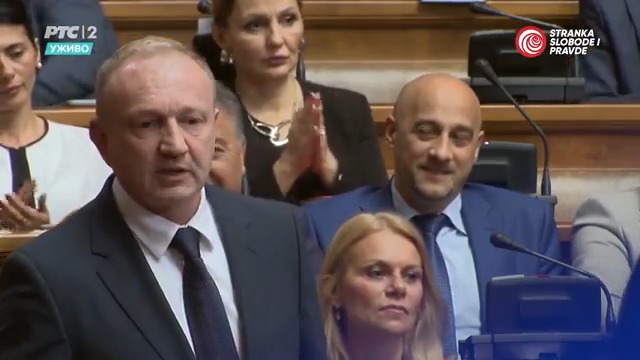 Znate šta je dobro u tome što se Vučić bavi litijumom? To što, za šta god se uhvati - propadne! Čovek je klasičan baksuz! Za zelen bor da se uhvati i on bi se zelen osušio! Ljude ne interesuje ko je doveo Rio Tinto, nego ko će mu reći da treba da ode, da ne kažem ko će ga oterati! A to vi nikada nećete uraditi, jer ne smete zbog svega što ste obećali. Mi smemo, jer nikome ništa obećali nismo! Dragan Djilas