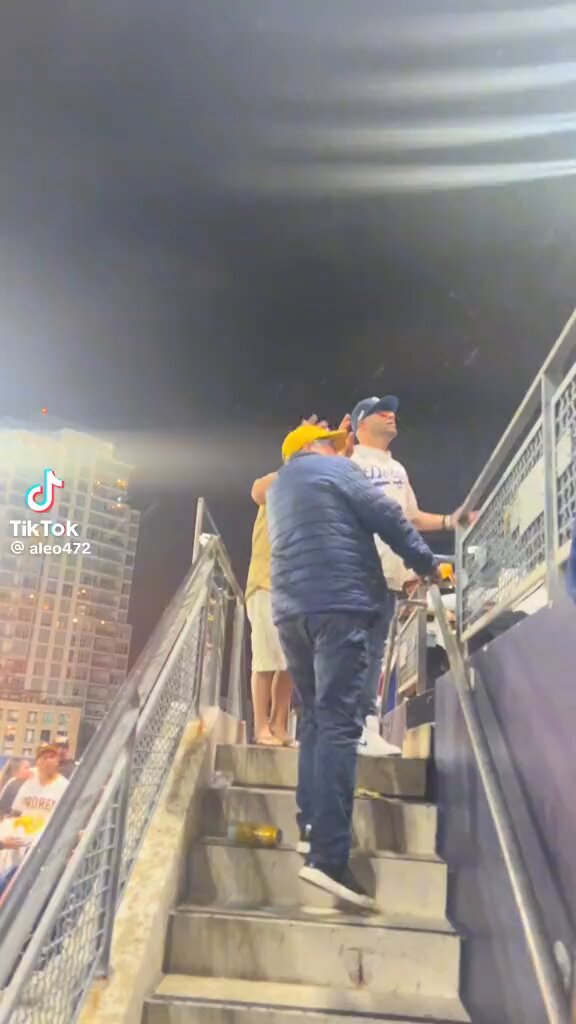 I thought Padres fans didn’t throw shit at people?? 🤡🤡