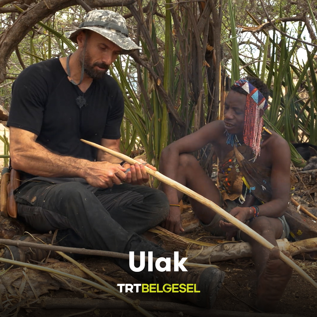 Tanzanya'ya giden Serdar Kılıç, kabile şefine zeytin tattırıyor. "Ulak", 22.50'de TRT Belgesel'de.