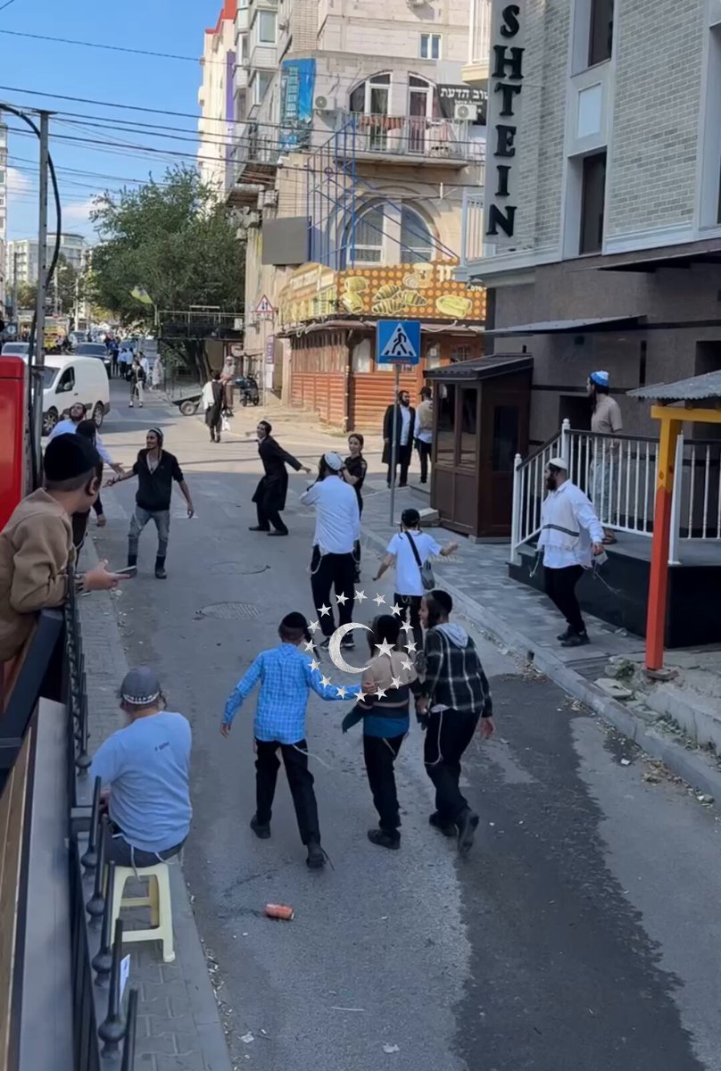⚫️ Ukrayna’ya giden Yahudiler, Ukrayna sokaklarında kalabalık ve garip bir şekilde eğlenirken görüntülendi;