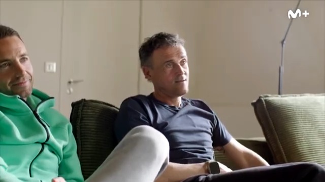 ردة فعل لويس انريكي عندما علم سيواجه برشلونة في دوري أبطال أوروبا 🇪🇺 يوستي صرح انريكي حقق خمس القاب مع البارسا و انريكي يرد" حققنا تسعة" ثم يشرح" في العام الماضي تلقيت اتصال من مجلس الادارة،وقلت للاصلع اخبرهم هل ستغيرون تشافي اذا حقق اللاليغا والكأس؟"