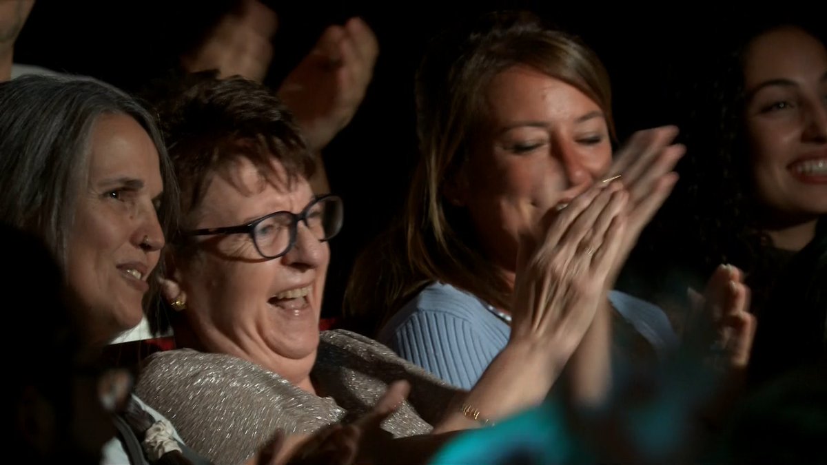 Ha vuelto. La persona más querida de España. La señora que todos querríamos tener como abuela y/o como amiga: BERNARDINA VICENTA. Por favor, que le hagan una calle YA. Tú imagina decir vivo en la calle BERNARDINA VICENTA. Fua. #LaRevuelta