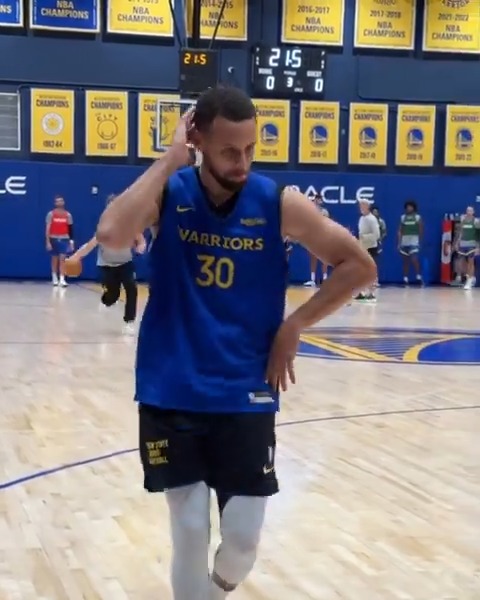 The ball movement had Steph vibing 😂🕺 #WarriorsAllAccess