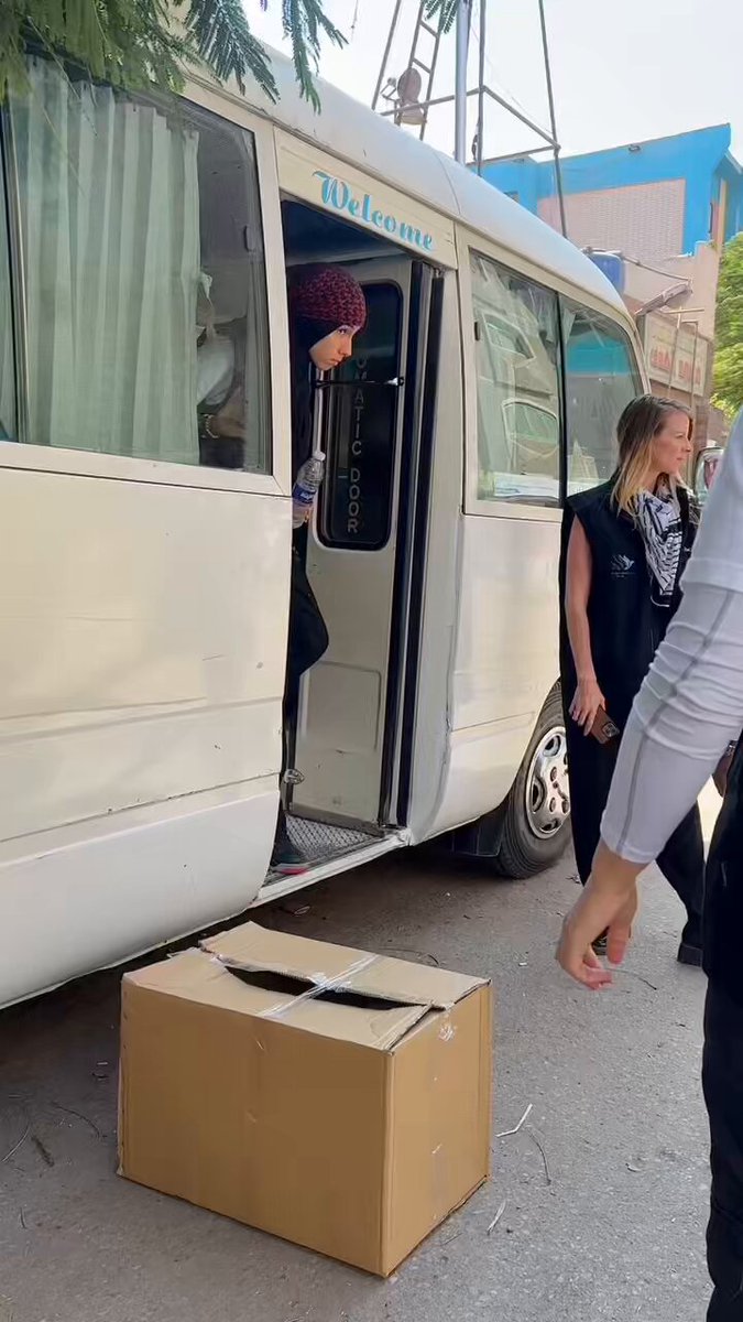 Dropping off food packages for sudanese families displaced in Egypt! Let’s show them the world has not forgotten about sudan♥️Share &amp; donate!