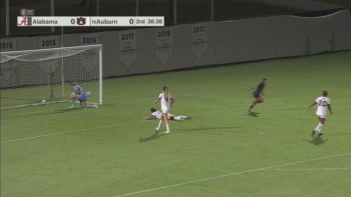 52' | Henderson blasts one into the back of the net for Alabama to take the lead 🐘 1 🐅 0 📺 SEC Network+ #RollTide