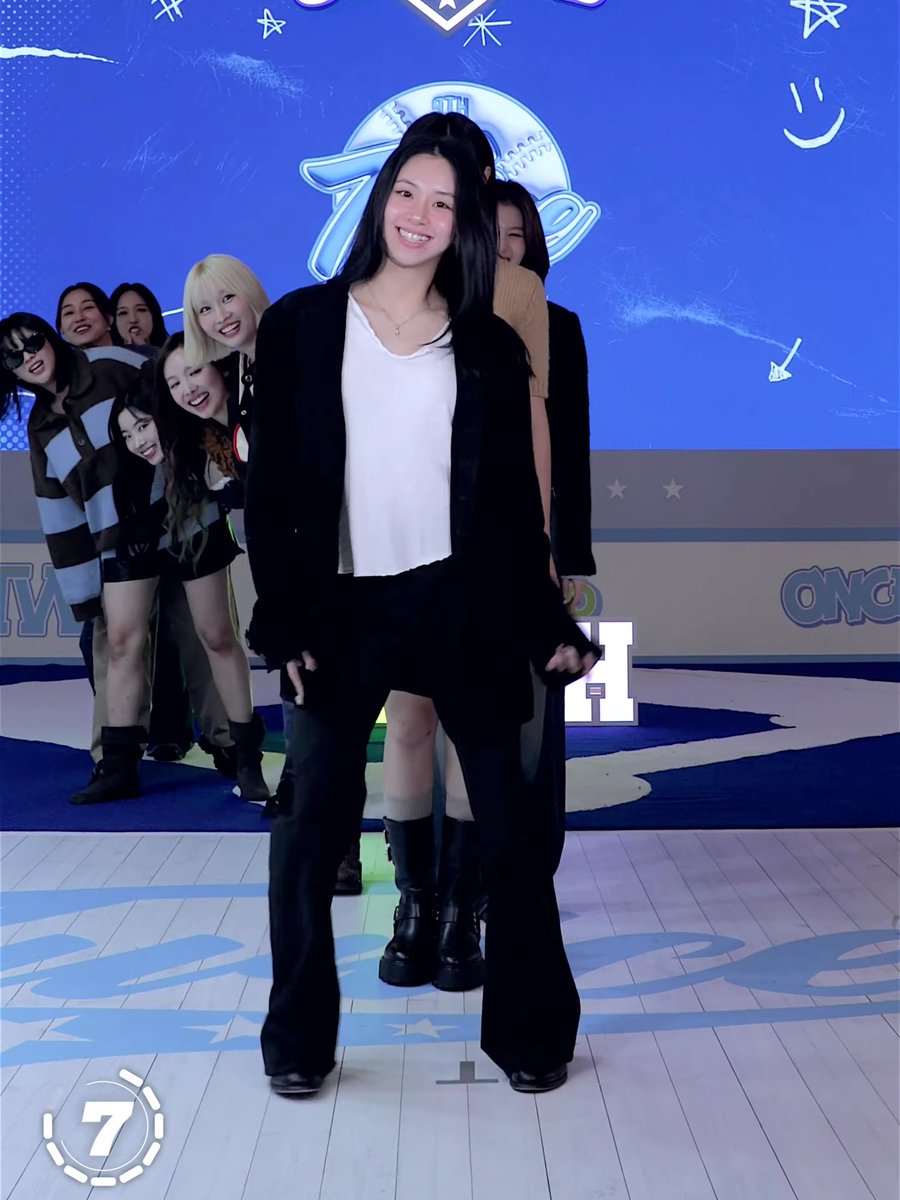 CHAEYOUNG DANCING TO DO NOT TOUCH WITH ALL THE UNNIES PEEKING OUT TO WATCH 😭
