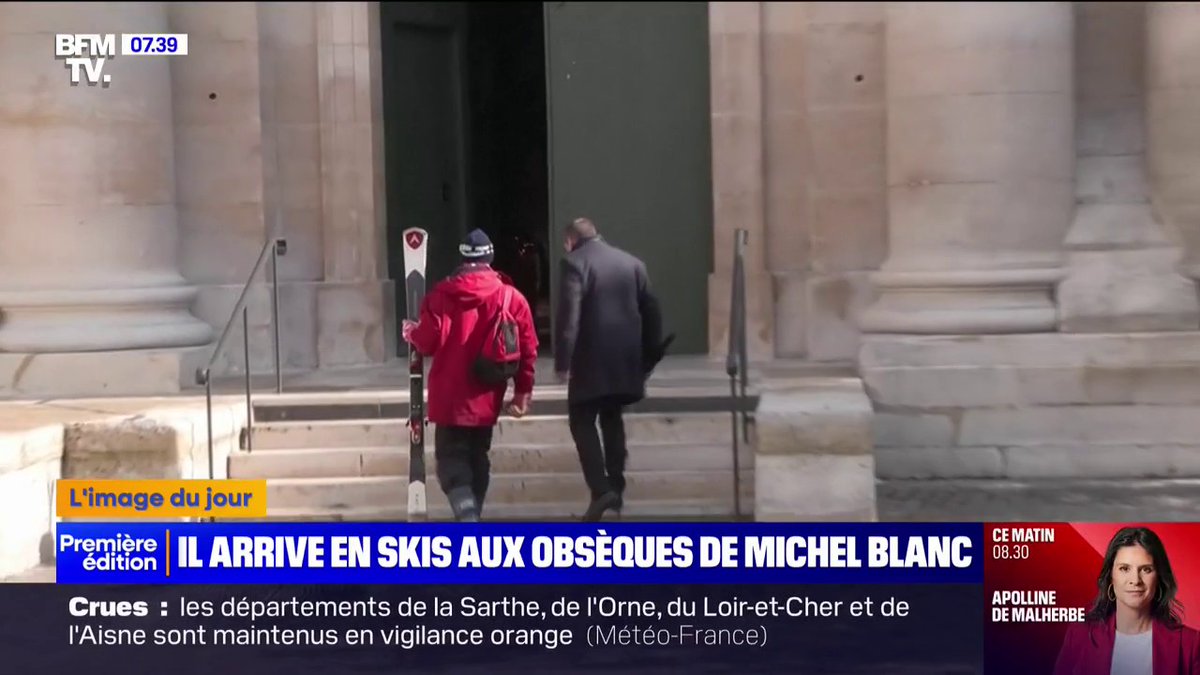 Pour rendre un dernier hommage à Michel Blanc, un homme arrive avec ses skis aux obsèques de l'acteur C'est l'image du jour de Sofiane Aklouf