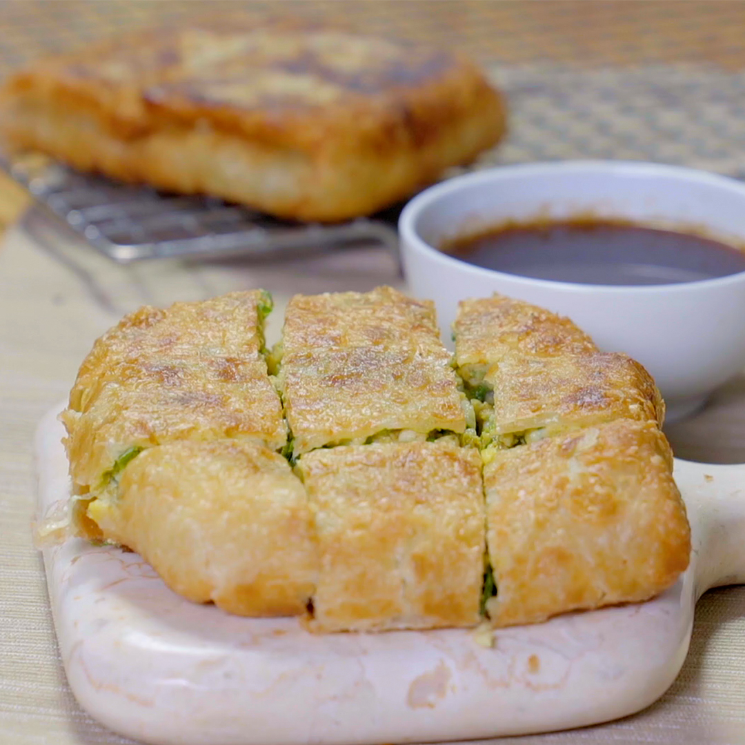 Gak usah beli. Kamu bisa bikin martabak telur sendiri di rumah. Cuma pakai teflon aja kok!