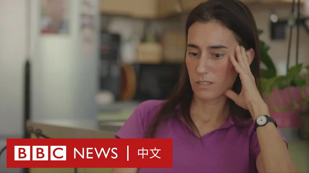 “我听到爆炸,有三个手榴弹被丢进屋子里⋯⋯” 去年10月7日,哈马斯武装分子闯入巴特舍瓦的家,绑架与杀害了她的朋友和邻居。巴特舍瓦试图带着家人逃跑,但她的丈夫奥哈德和12岁的儿子埃坦都被绑架。 她的儿子在被劫持16天后被释放,但他们的生活难以继续,因为巴特舍瓦对于丈夫的现况一无所知,她只能挣扎着寻找前进的方向。