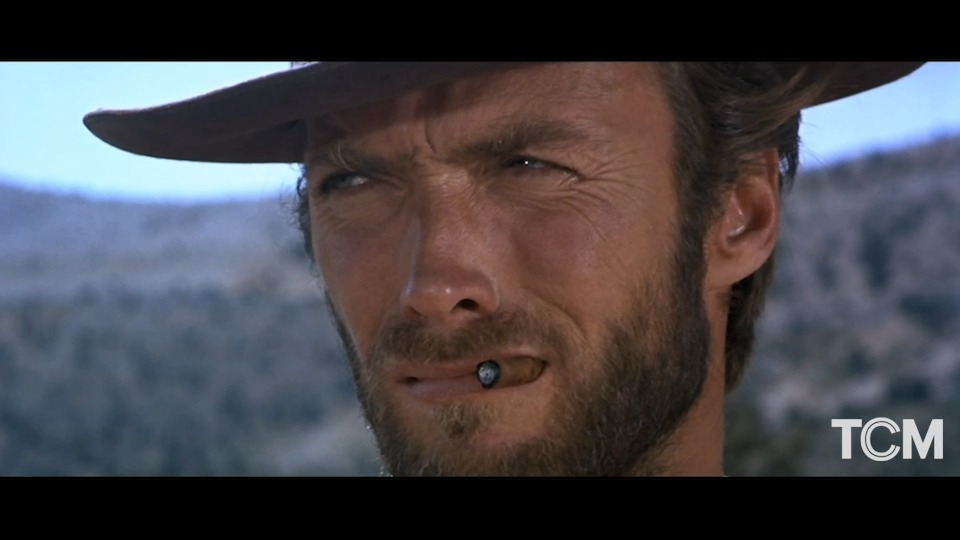 Todos sabemos que “El bueno, el feo y el malo” es una de las mejores películas de la historia. Lo que no todo el mundo sabe es que también es una precuela de las otras dos, puesto que Clint compra su famoso poncho al final de la película.