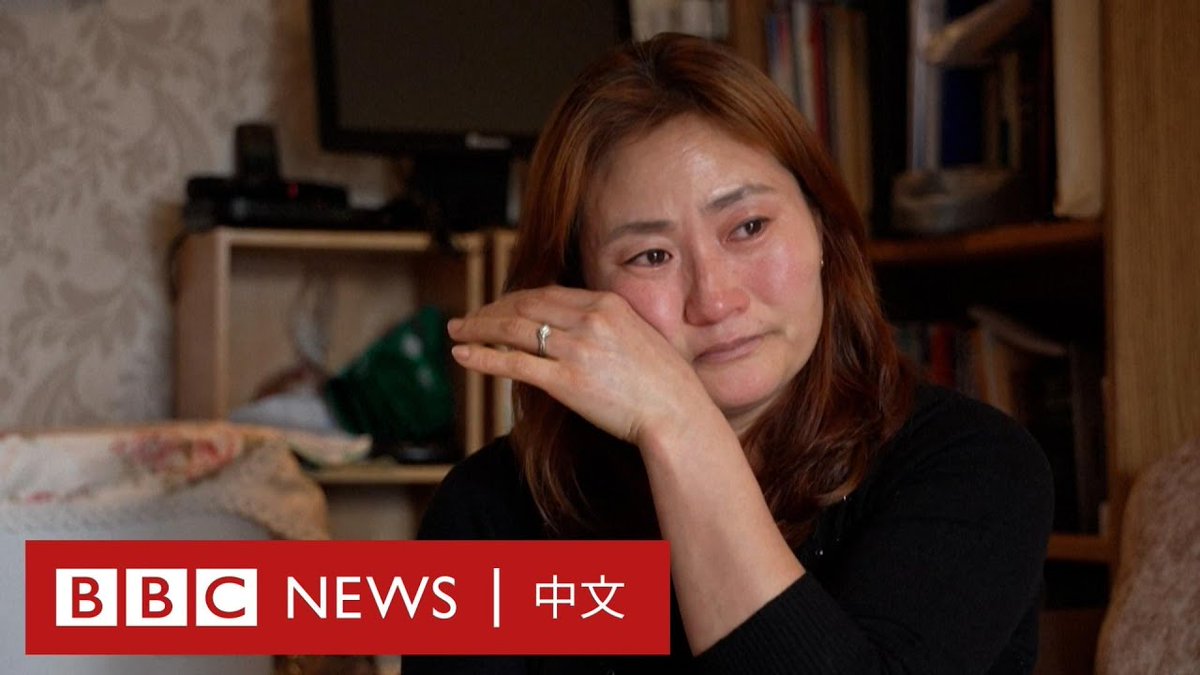 脱北者金奎利(Kim Kyu-li,音译)于周三(10月9日)在中国和朝鲜驻英国大使馆外抗议,寻找疑在一年前被中国遣返朝鲜的妹妹金哲玉(Kim Cheol Ok,音译)。 金奎利说,寻找她妹妹的这一年就像“活在地狱一样”。据人权组织称,金哲玉是当时被遣返的超过600名朝鲜人中的其中之一。朝鲜将未经批准的过境行为视为严重罪行,违法者或面临监禁、酷刑甚至处决。中国则称该国不存在“脱北者”问题。