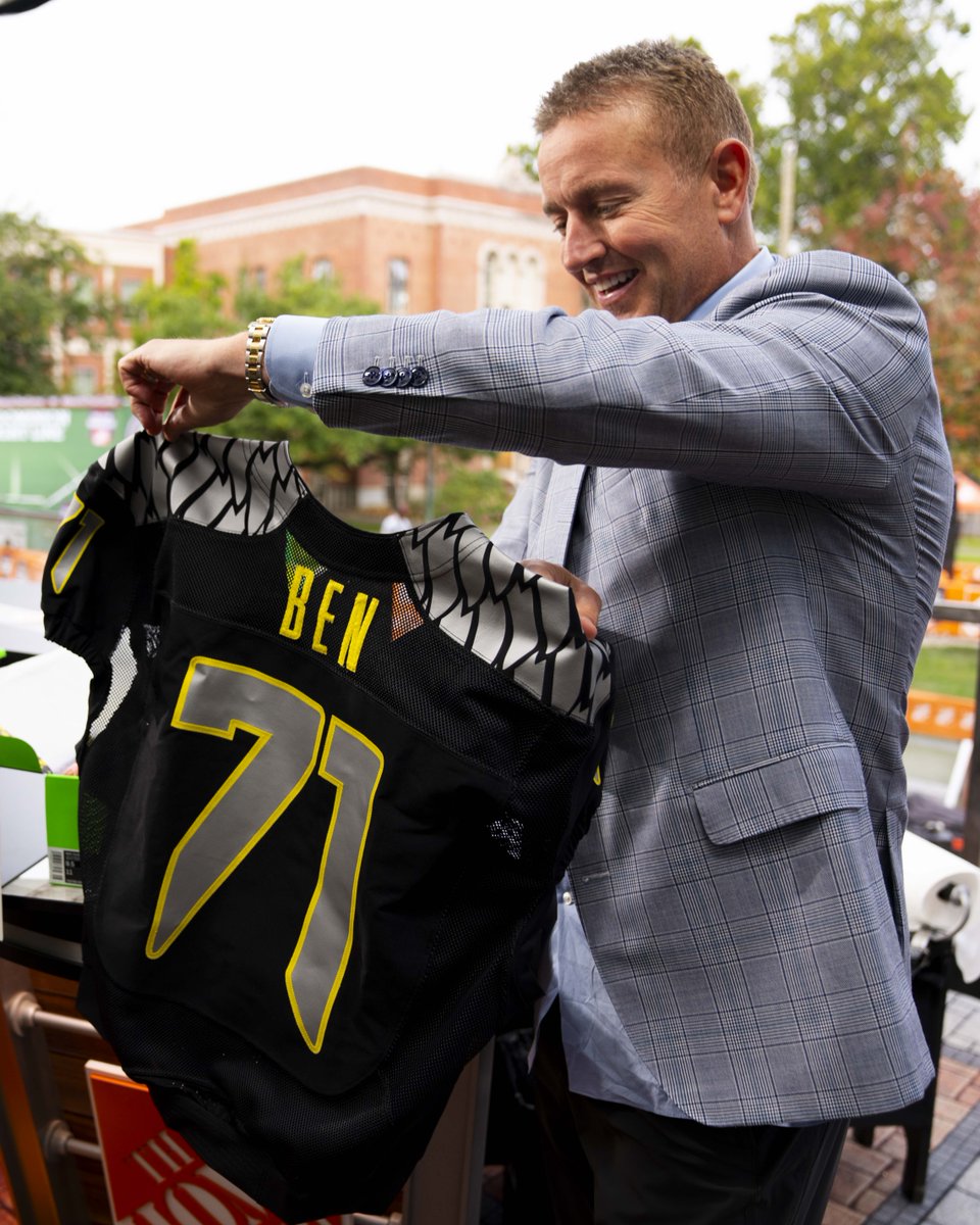 A little something for our Director of Pawsitivity. Kirk Herbstreit x #GoDucks
