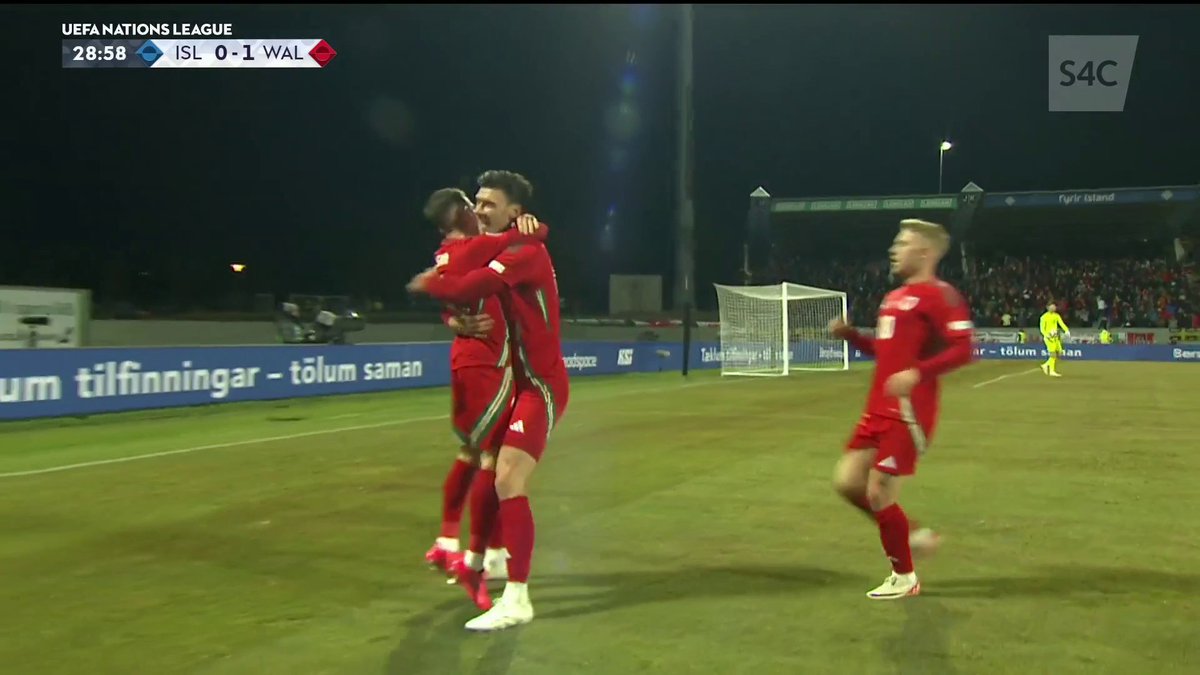 HARRY WILSON! ⚽ Am bas gan Neco Williams i lwybr Harry Wilson 👏 28' 🇮🇸 0-2 🏴󠁧󠁢󠁷󠁬󠁳󠁿 #NationsLeague | S4C 🏴󠁧󠁢󠁷󠁬󠁳󠁿 Wales 🏴󠁧󠁢󠁷󠁬󠁳󠁿