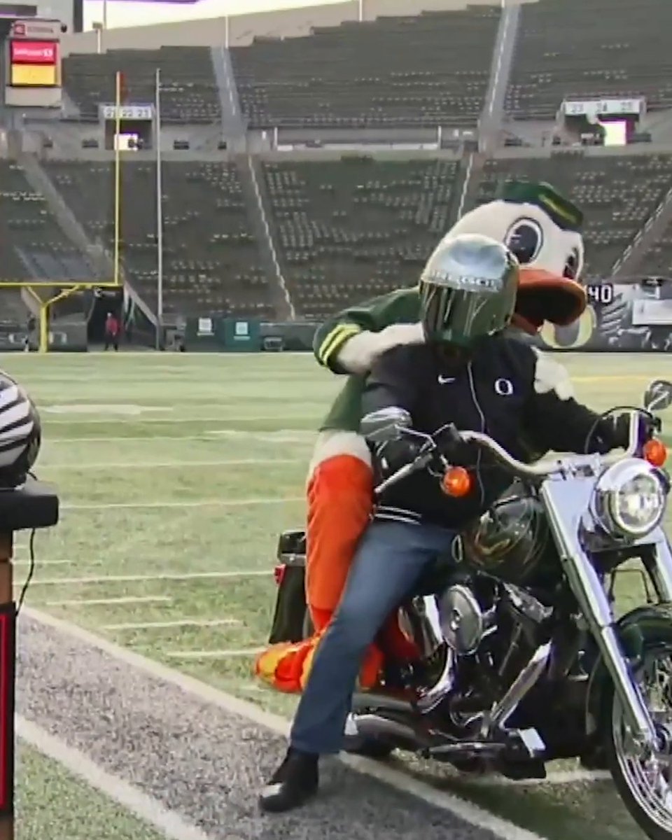 The Oregon Duck pulled up on a motorcycle to see Pat McAfee ahead of College GameDay 😂 🦆