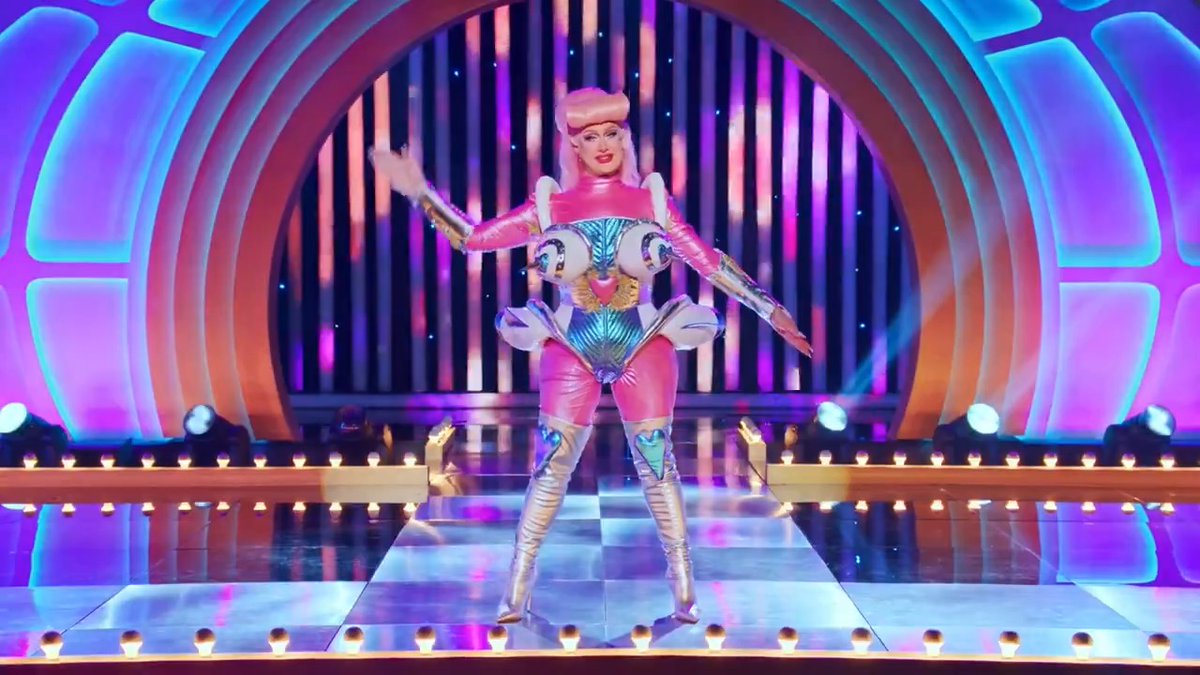 Category Is: Queens In Outer Space! 🪐 #GlobalAllStars In honor of the final season of Star Trek: Discovery (Star Trek on Paramount+) the queens served intergalactic lewks on the runway. Who had your fave?! 🛸
