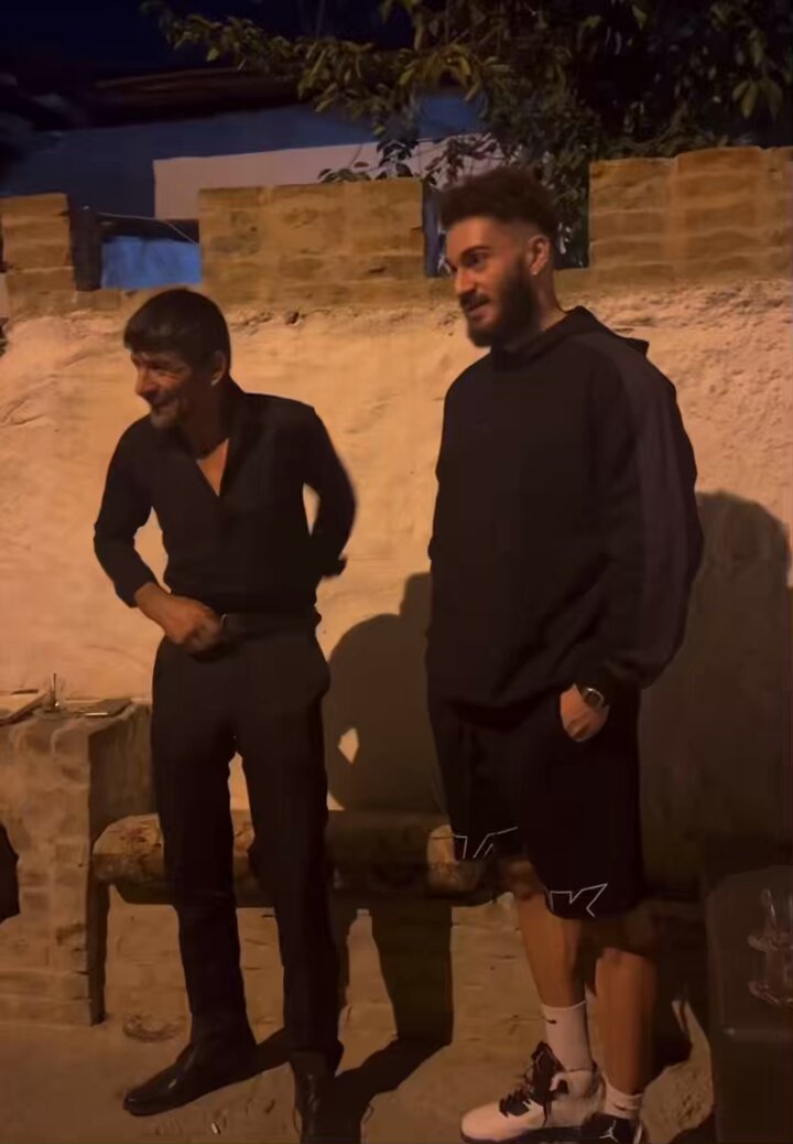 Testo Taylan’ın yeni videosunun konuğu, TikTok’ta “Ünal Baba” olarak tanınan Ünal Çeçen olacak.