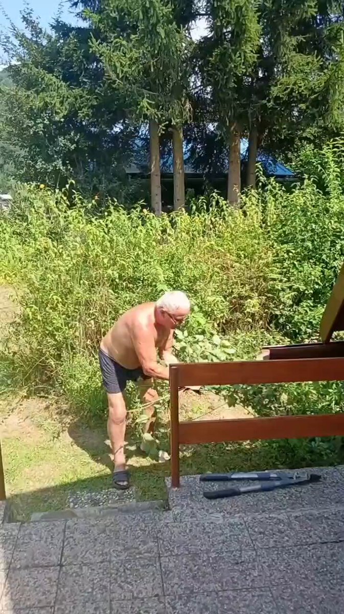 Cuando sea rico voy a tener trabajando a puro madurito en ropa interior 😄