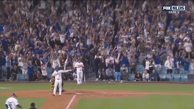Teoscar had Dodger Stadium shaking. 🫨