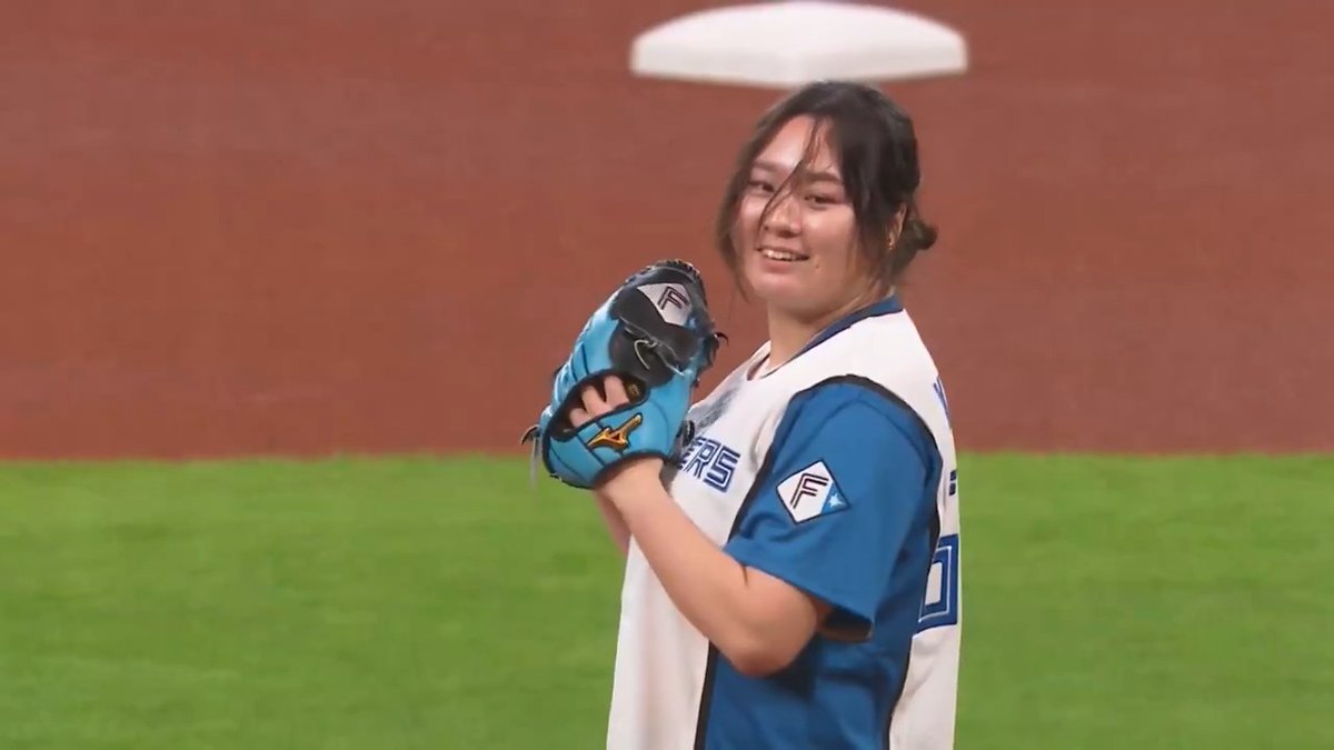 パリ五輪やり投げ女子金メダリストで旭川市出身の #北口榛花 選手が始球式に登場⚾️✨ 見事なストライク投球に大きな歓声が湧きました👏 #パーソルCSパ #lovefighters #chibalotte 👇ライブ配信はこちら！