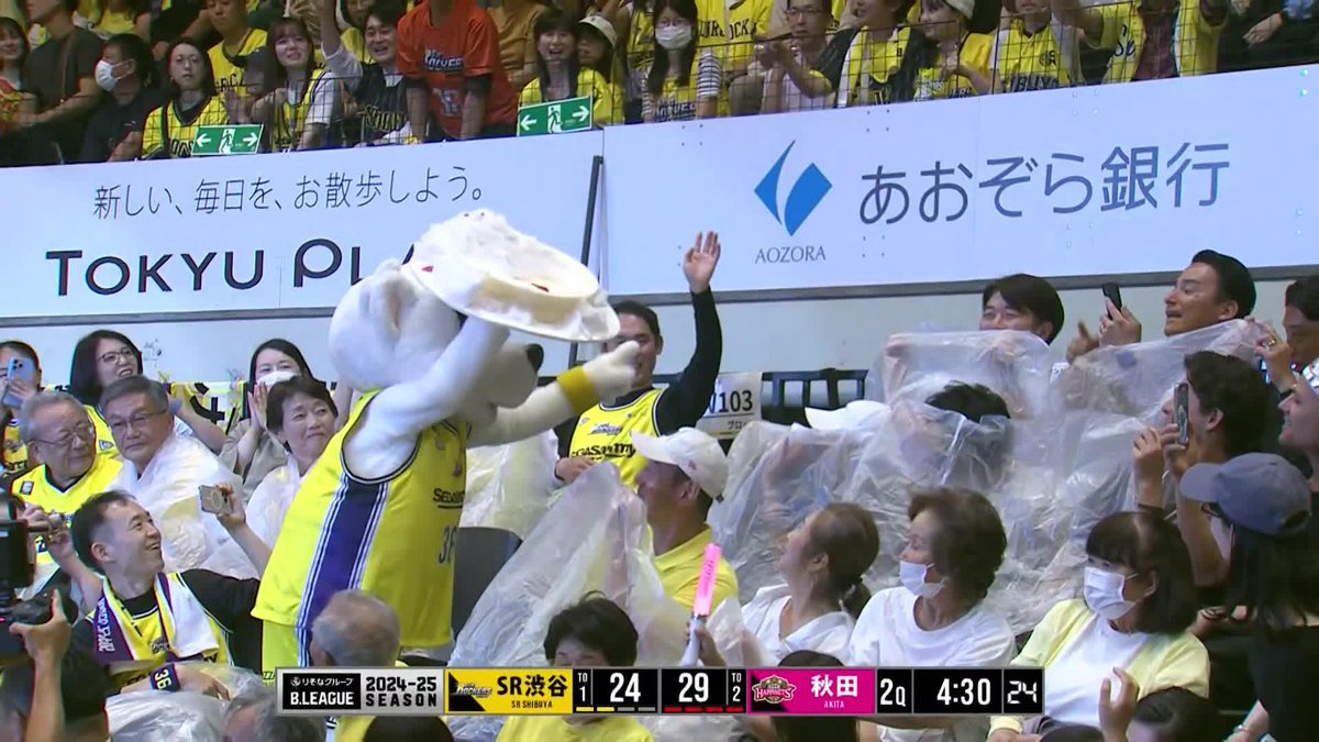 毎シーズン恒例! サンディーの洗礼を受けるSR渋谷ファン🎂 @we_r_sunrockers 📡バスケットLIVEで生配信中 #Bリーグ #りそなグループ