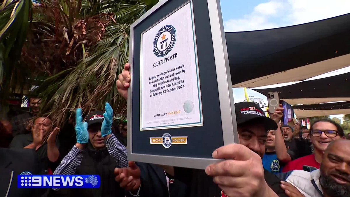 The world's largest halal snack pack has been assembled in Campbelltown today and it was all for a good cause. #9News