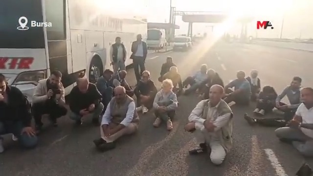Amed'e gidişleri engellenen yurttaşlar oturma eylemi başlattı Çanakkale ve Balıkesir'den Amed'e gidişleri engellenen yurttaşlar, Bursa'nın Karacabey ilçesi girişinde oturma eylemi başlattı