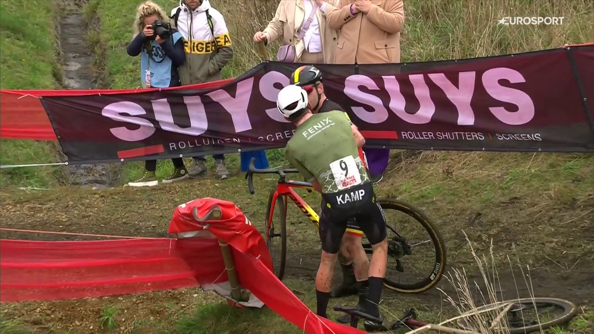 🚴🇧🇪 | Wat doet Eli Iserbyt hier nou? Hij stampt bewust op het wiel van Ryan Kamp na een val en die pikt dat niet. Dit kan wel eens een diskwalificatie worden. 😡 #ExactCross 📺 Stream veldrijden op HBO Max