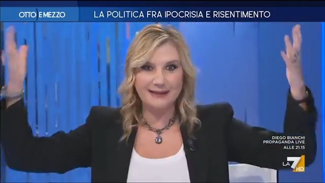 "Non capisco perché la destra nonostante il consenso, i sondaggi e il trionfo continui a maramaldeggiare sui giornalisti. Va tutto bene? Rilassatevi, godetevi il successo. Fatevi una risata, tutti vi adorano" #ottoemezzo