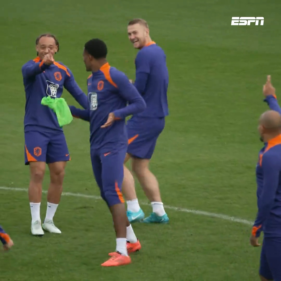 Er worden hele smerige panna's uitgedeeld bij Oranje 🥜😂