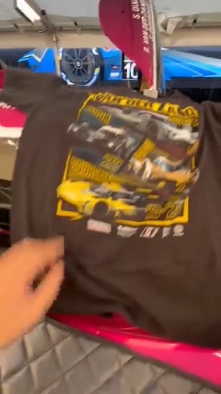 Win, win, win! 🤩 Racefans opgelet, Renger van der Zande legt uit hoe je dit mooie shirt kunt winnen 🙌 #ZiggoSport #IMSA #RoadAtlanta