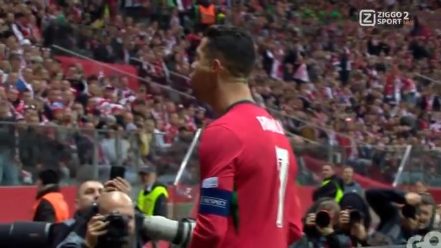 𝑺𝑰𝑼𝑼𝑼𝑼𝑼𝑼𝑼𝑼𝑼𝑼𝑼𝑼! 🐐 CR7 prikt raak voor Portugal na een geweldige actie van Rafael Leão en komt op een 2-0 voorsprong tegen Polen! 🔥 #ZiggoSport #NationsLeague #POLPOR
