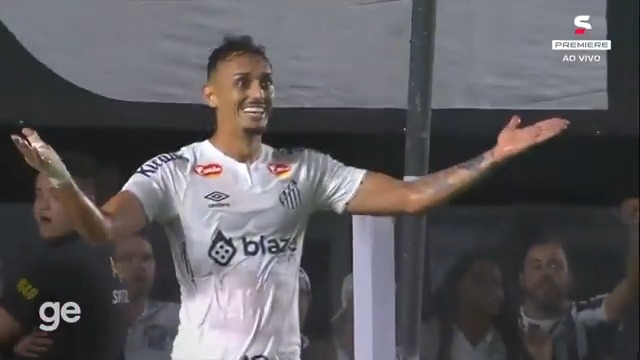 - Juiz expulsou Pituca - Pituca saiu - Juiz foi ao VAR, reviu o lance e chamou Pituca para cancelar o vermelho - Pituca voltou correndo - Árbitro cancelou o vermelho, deu o 2º amarelo (já tinha 1) e expulsou de novo 🎥 ge | sportv | Premiere