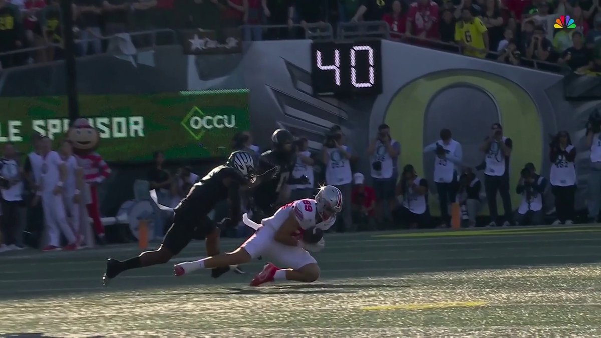 Oregon came up with this ball and it was not reviewed 😬 Oregon just got screwed.