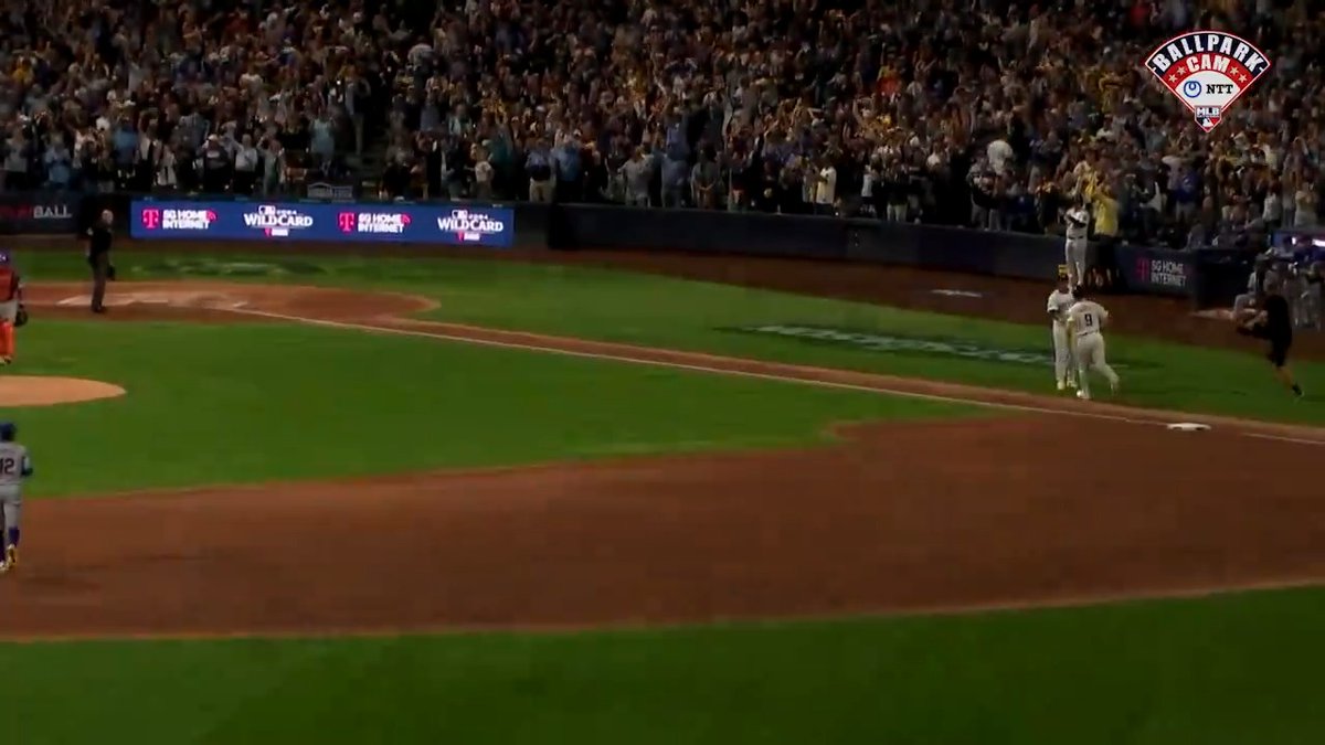 this crowd reaction is insane